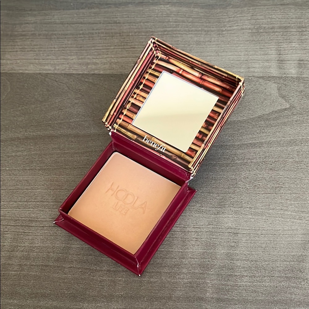 BENEFIT HOOLA LITE BRONZER